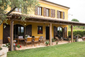 Lolìa Farmhouse with Olive Grove and Hot Tub
